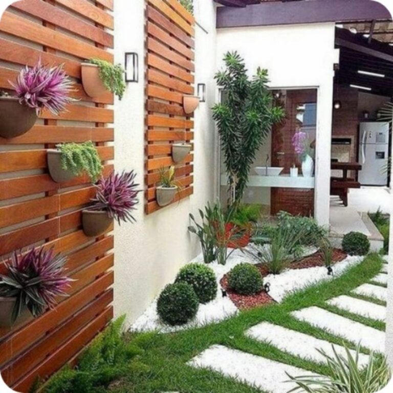 Descubre el Encanto de una Casa con Jardines